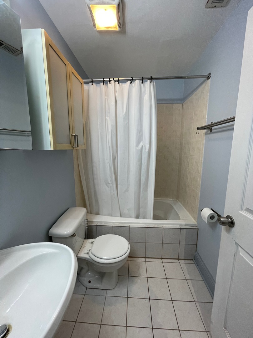 2322 W Roosevelt Road #2N, Chicago, IL 60608