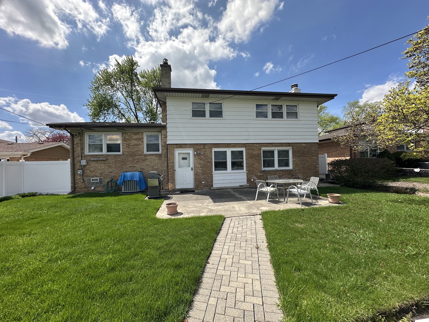 8154 W Lyons Street, Niles, IL 60714