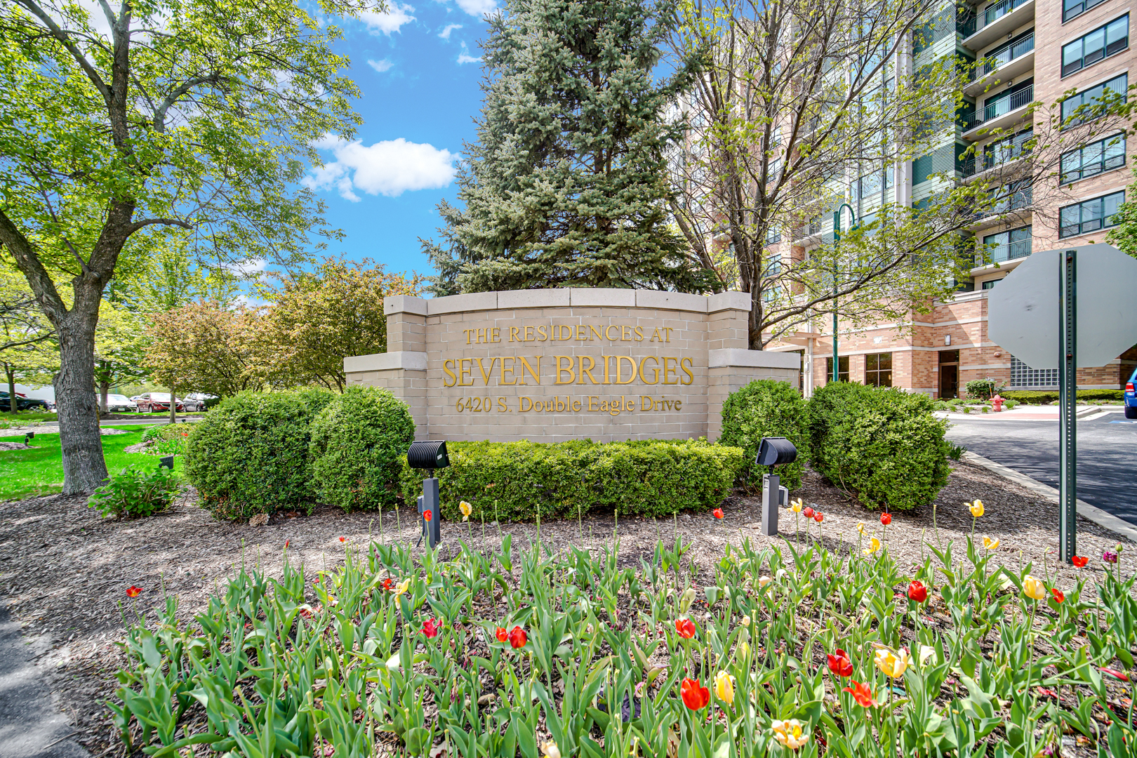 6420 DOUBLE EAGLE Drive #414, Woodridge, IL 60517