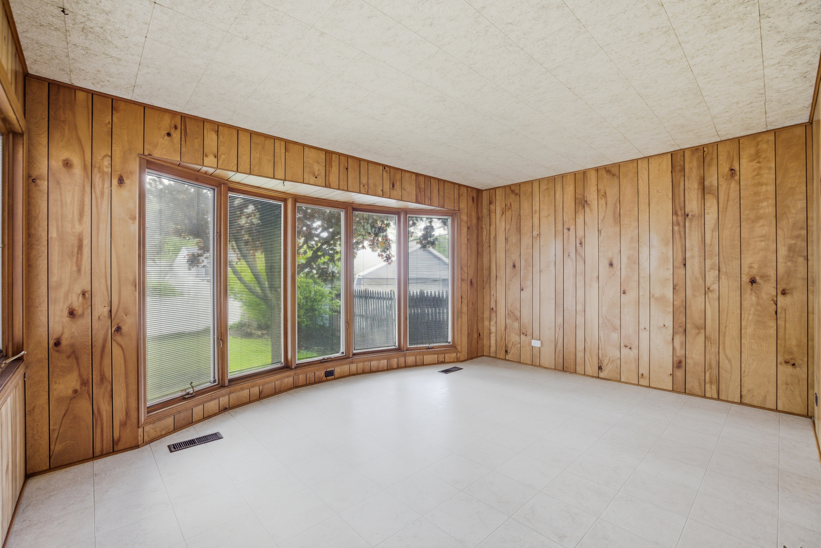 1020 Pershing Avenue, Wheaton, IL 60189