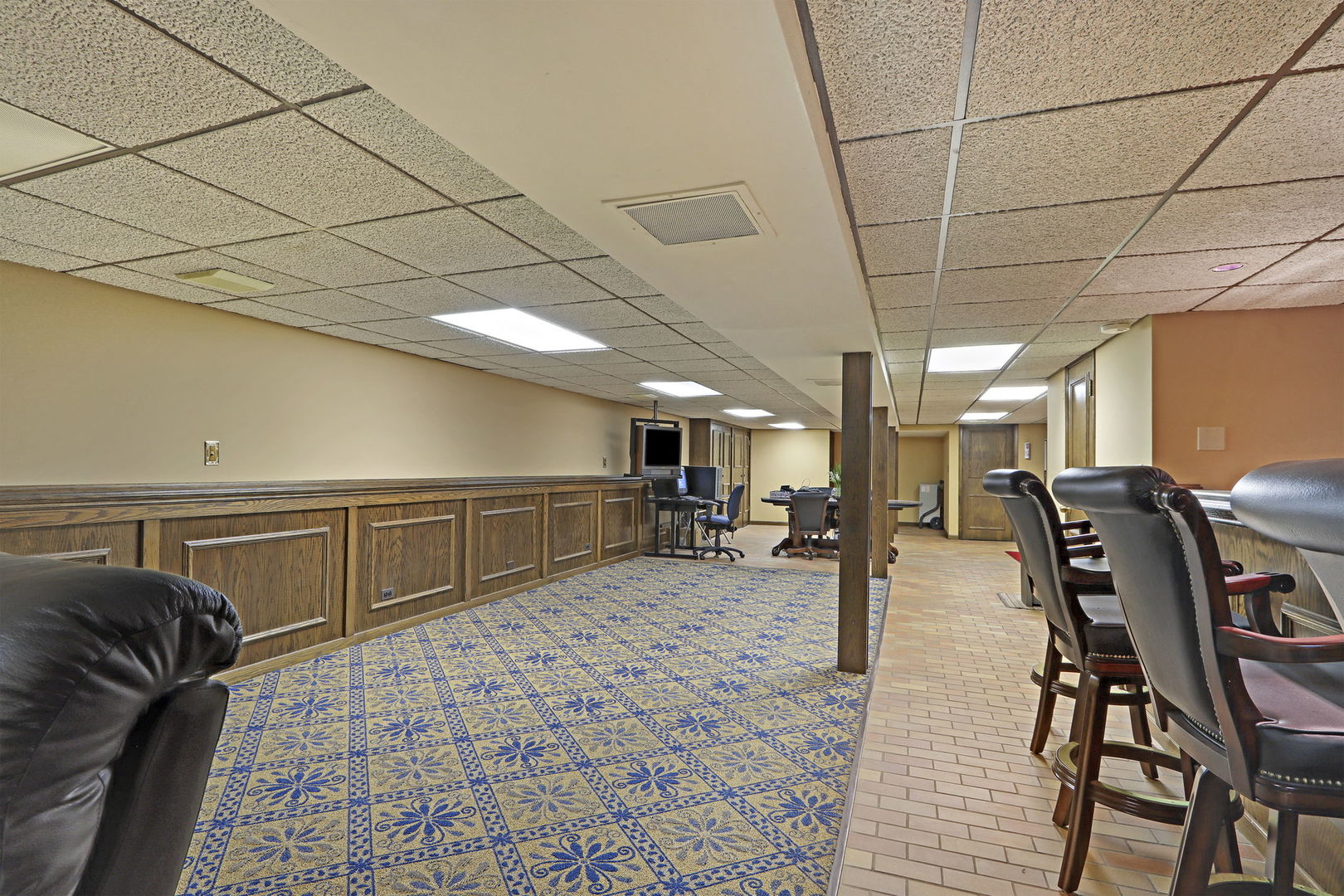 7 N County Street, Waukegan, IL 60085