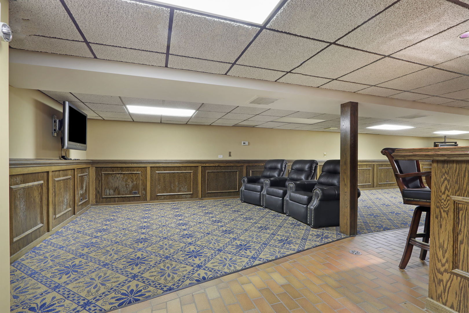 7 N County Street, Waukegan, IL 60085
