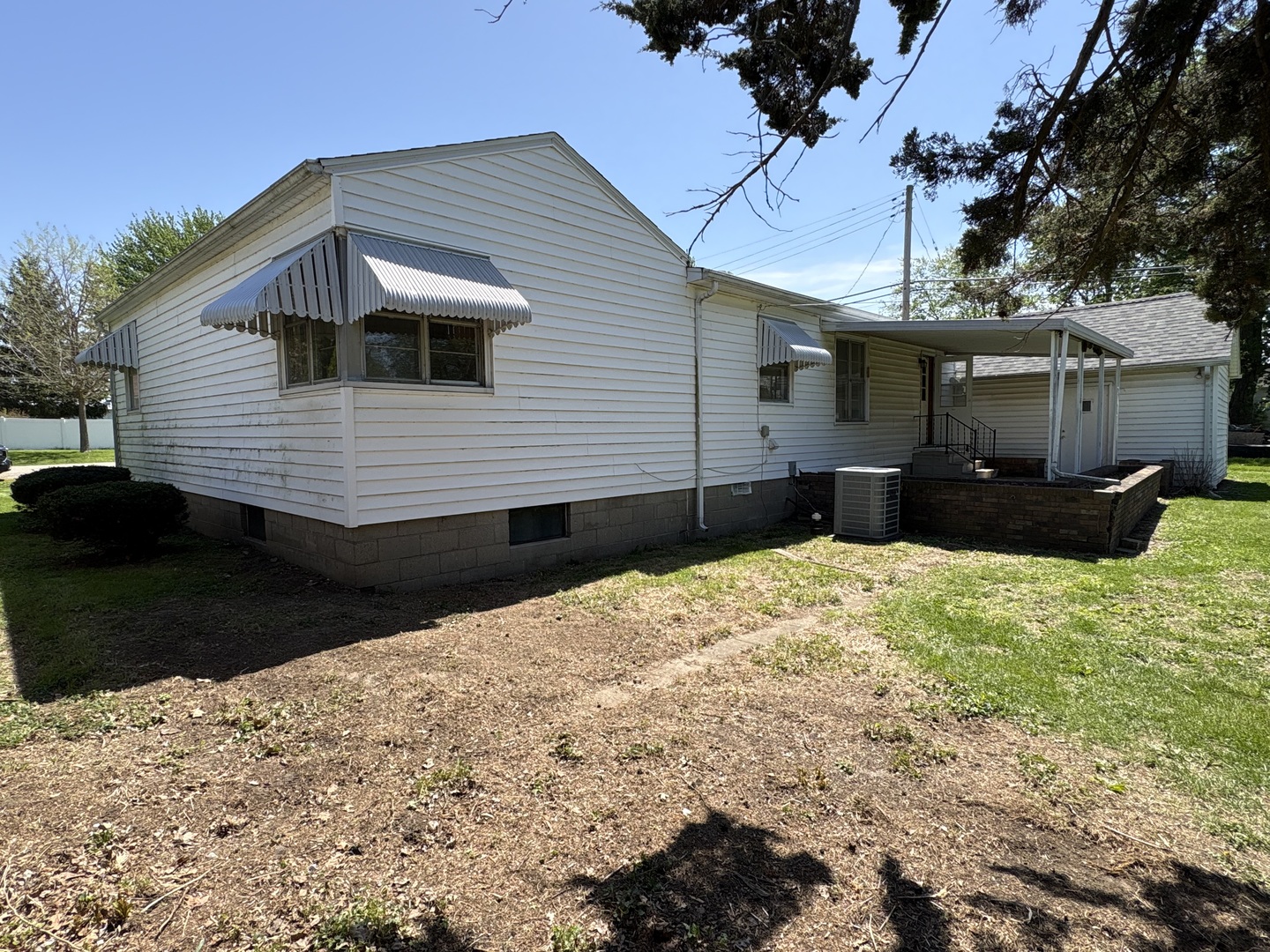 109 N 3RD Street, Hartsburg, IL 62643