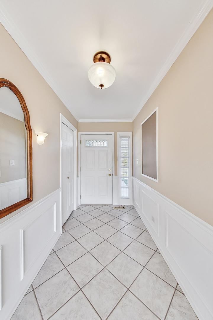 1145 Nottingham Lane, Hoffman Estates, IL 60169