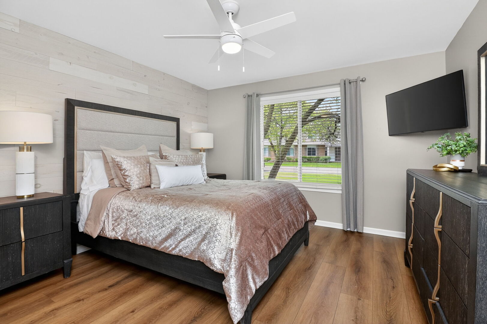 7040 Remington Court #101, Woodridge, IL 60517