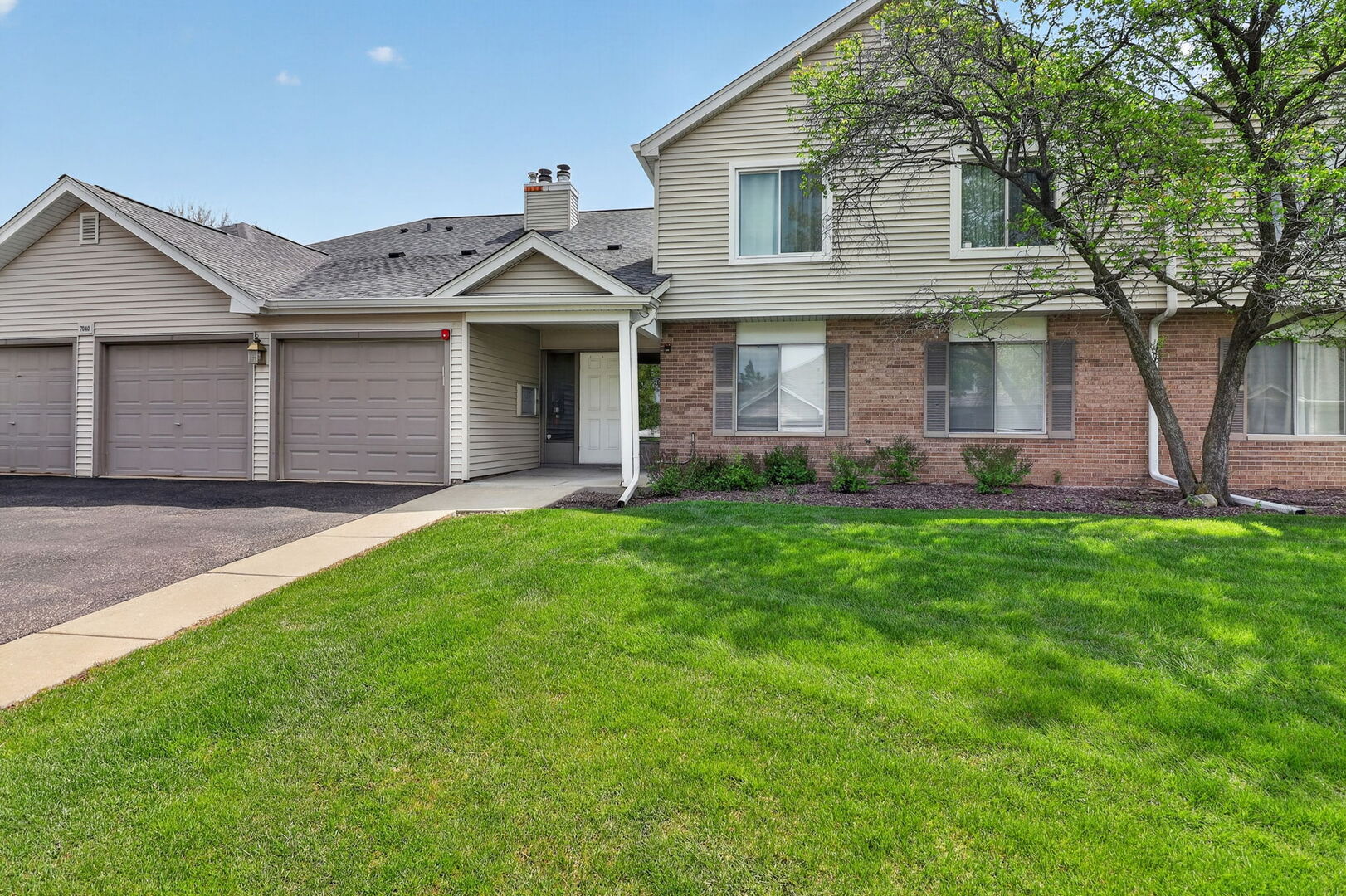 7040 Remington Court #101, Woodridge, IL 60517
