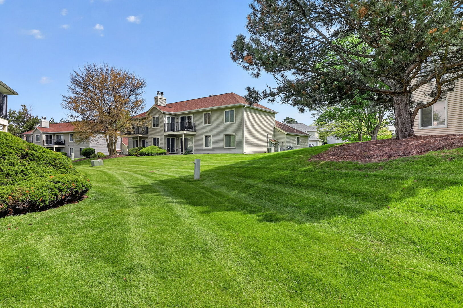 7040 Remington Court #101, Woodridge, IL 60517