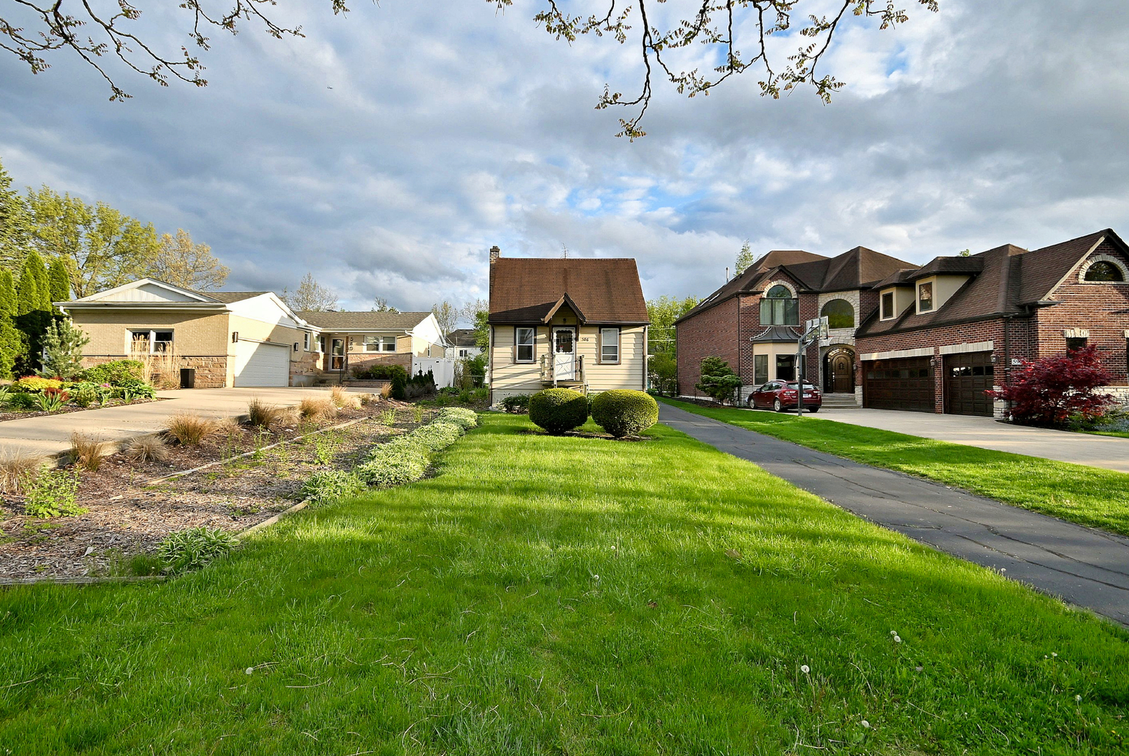 586 W Armitage Avenue, Elmhurst, IL 60126