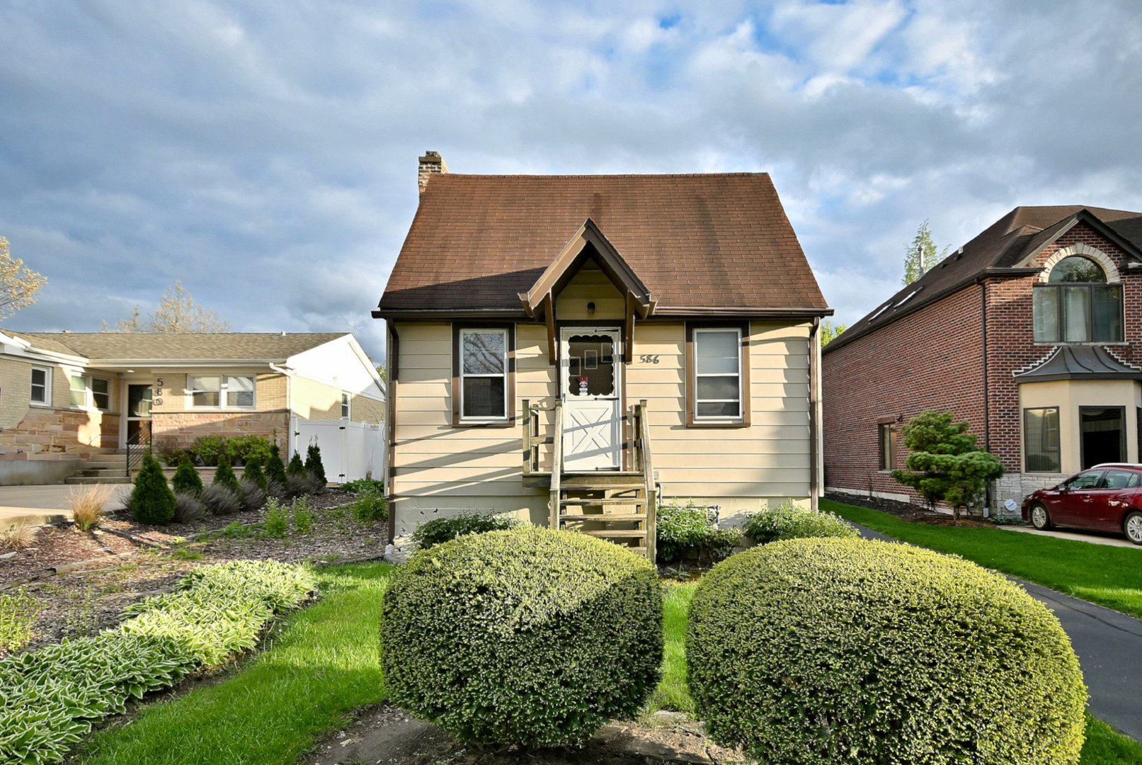 586 W Armitage Avenue, Elmhurst, IL 60126