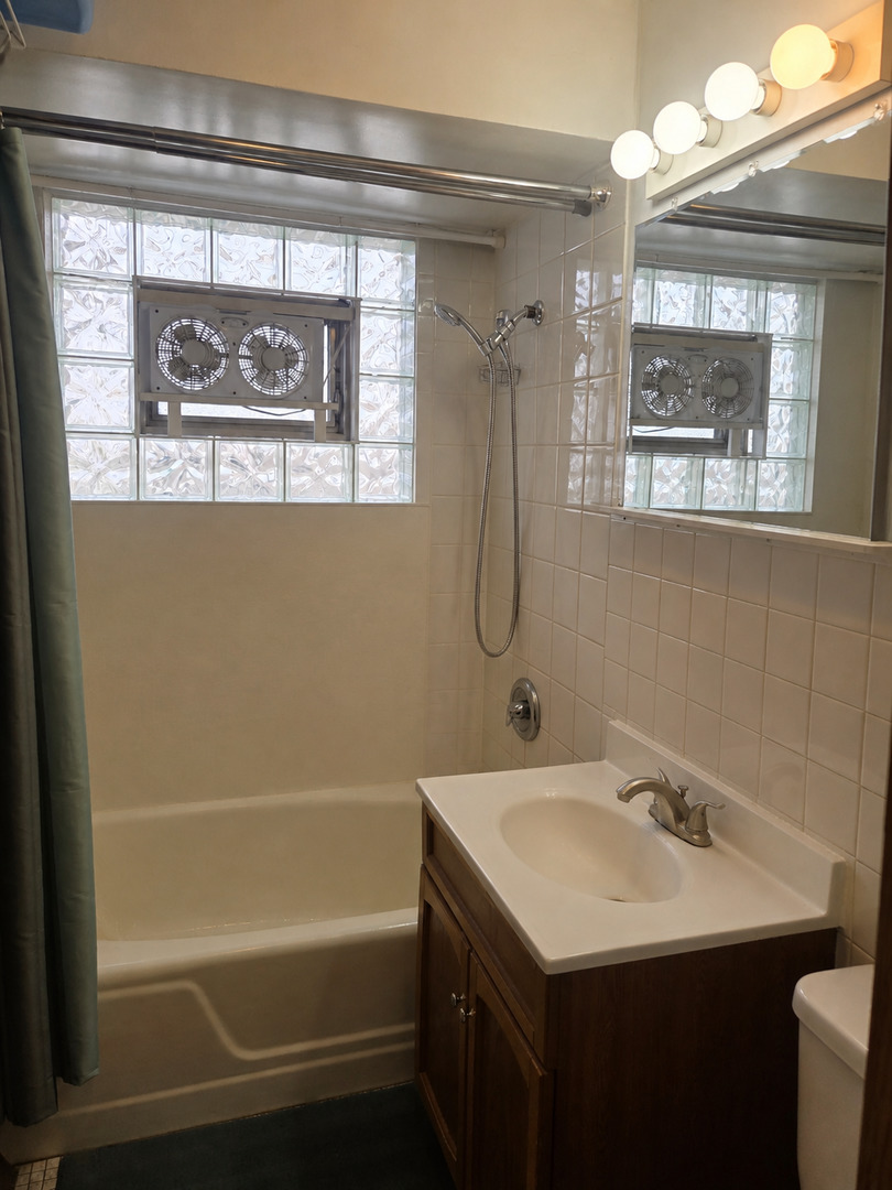 6910 N Rosemary Lane #1E, Niles, IL 60714