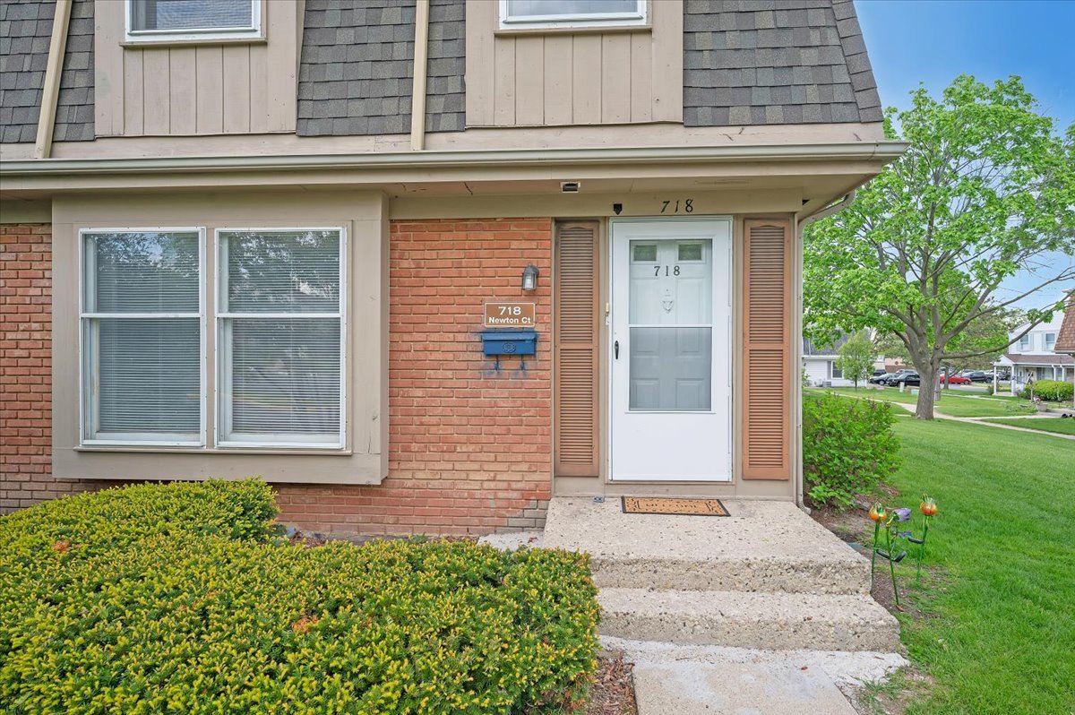 718 Newton Court, Schaumburg, IL 60193