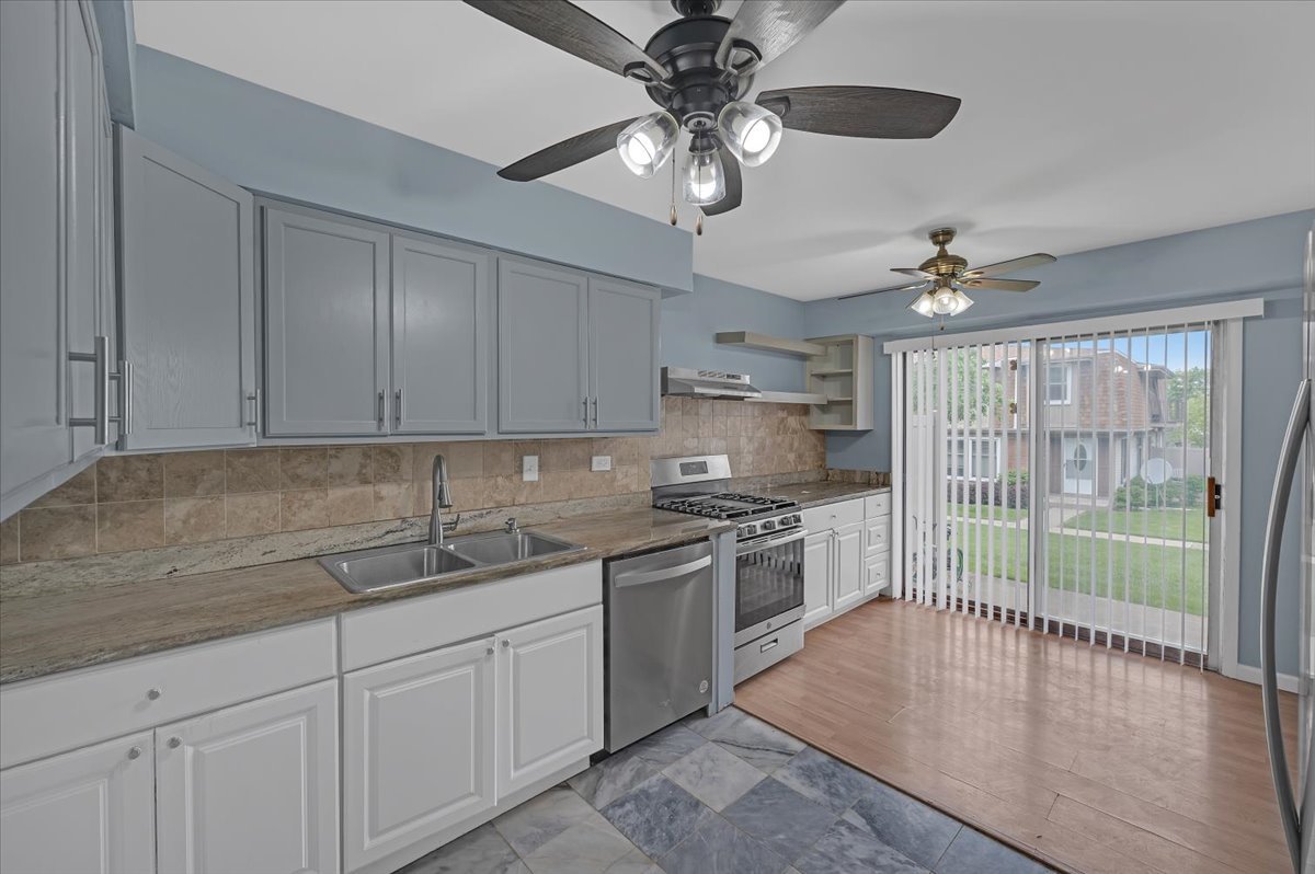 718 Newton Court, Schaumburg, IL 60193