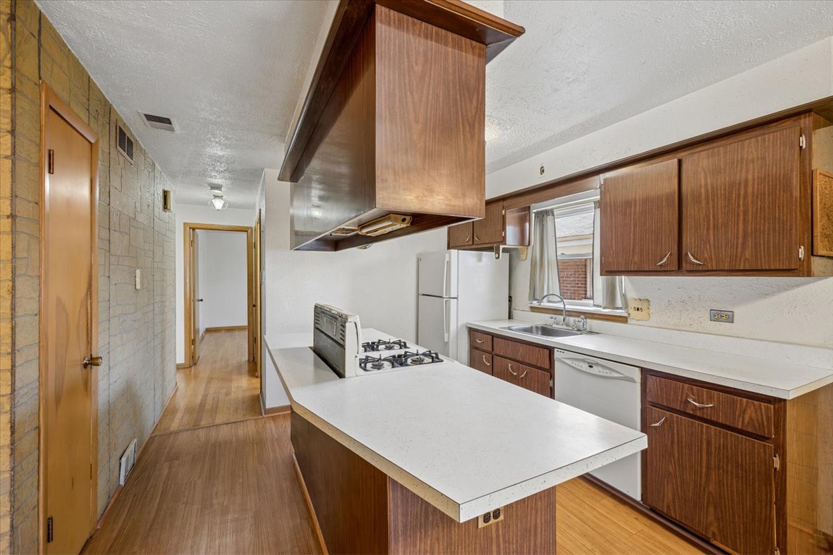 14522 S Calhoun Avenue, Burnham, IL 60633
