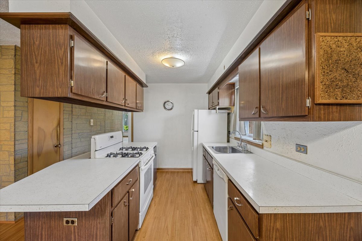 14522 S Calhoun Avenue, Burnham, IL 60633
