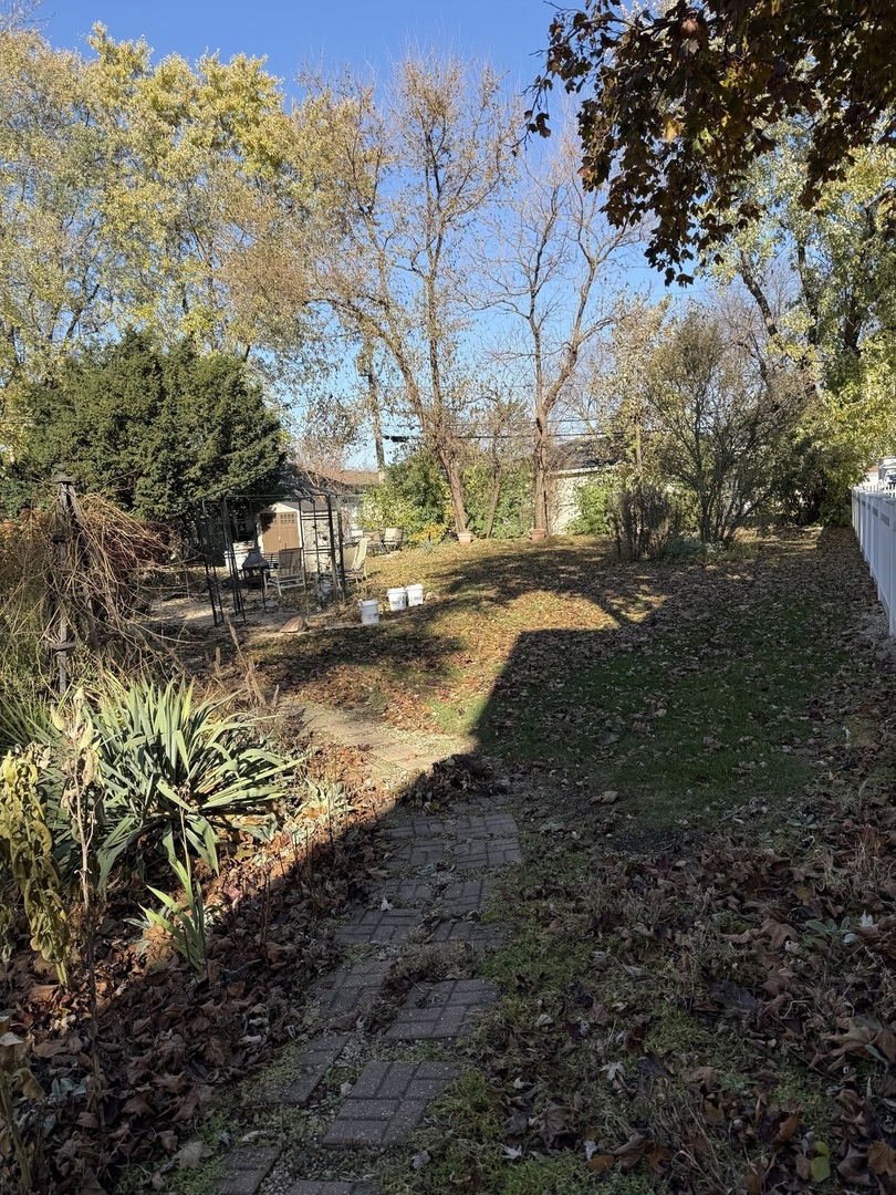 655 W Comstock Avenue, Elmhurst, IL 60126
