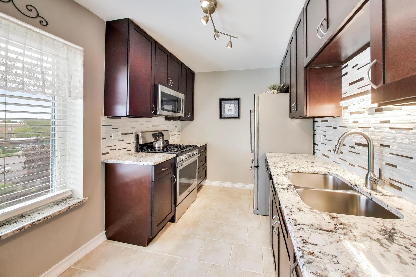 950 E Wilmette Road #405, Palatine, IL 60074