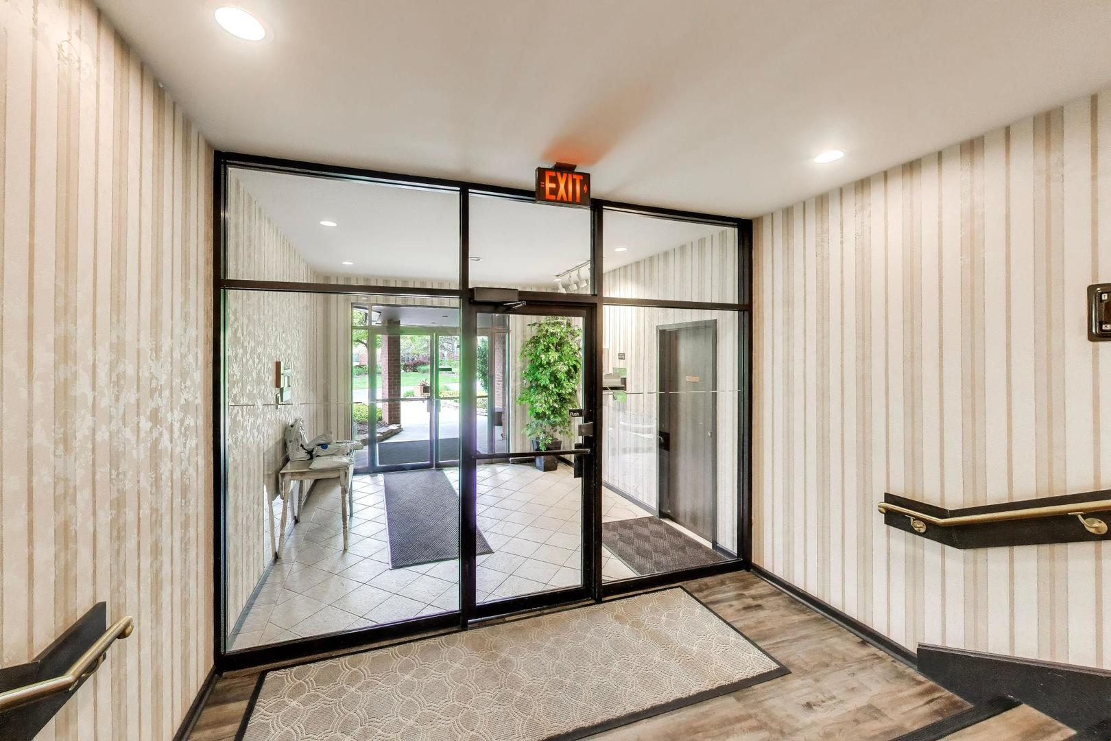 950 E Wilmette Road #405, Palatine, IL 60074
