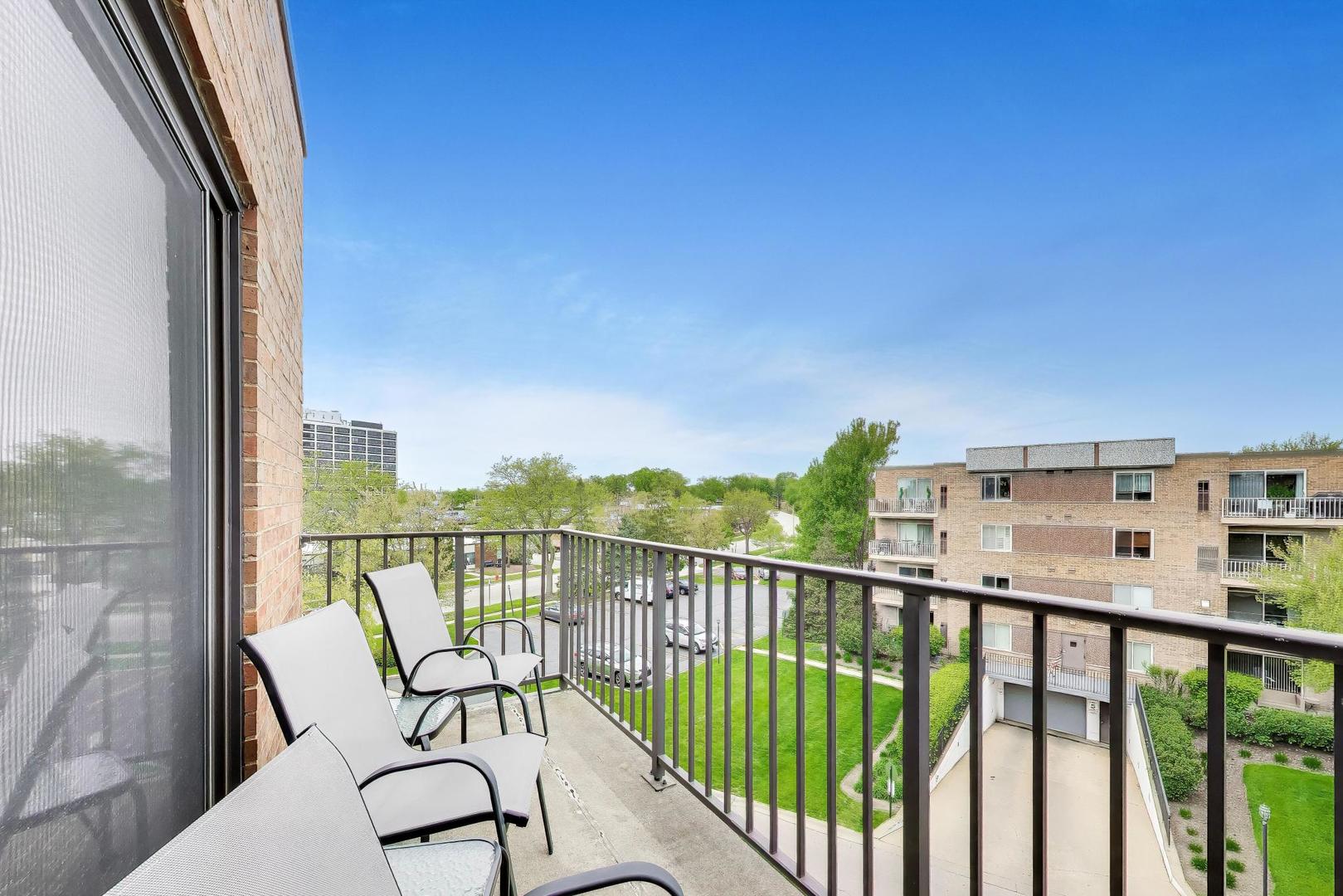 950 E Wilmette Road #405, Palatine, IL 60074
