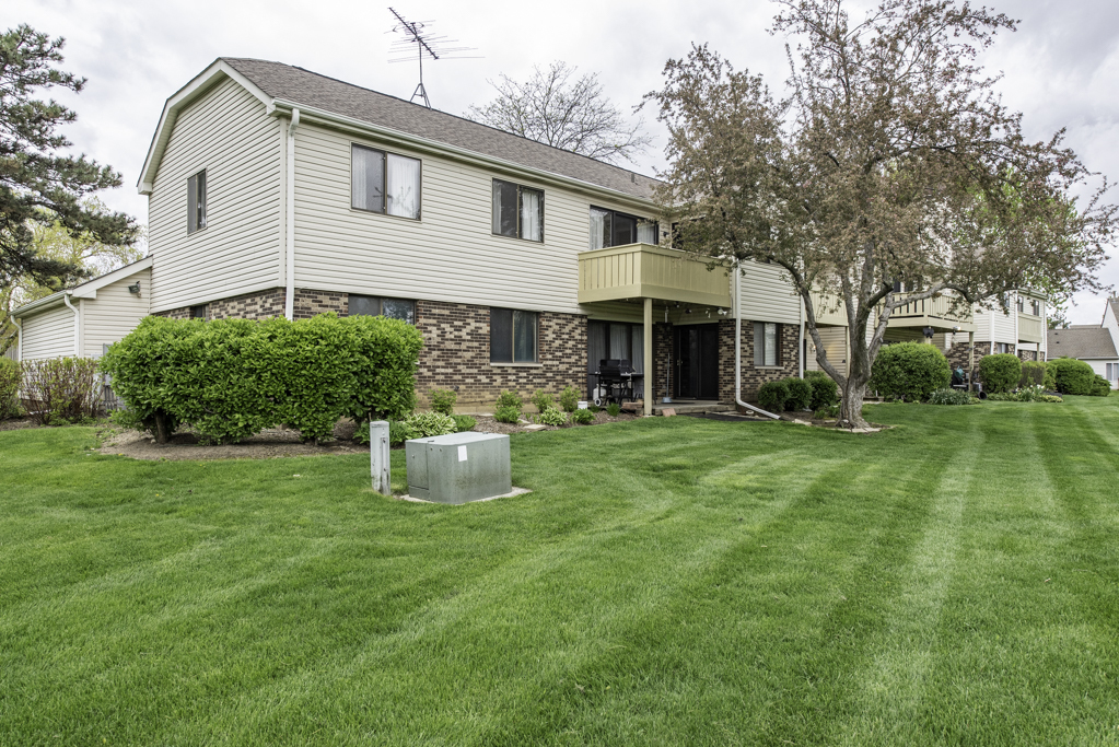 5227 Rockpointe Court #5227, Gurnee, IL 60031