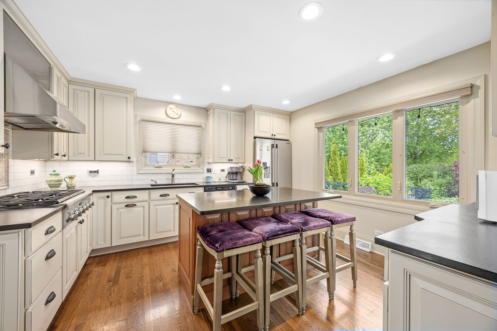 1706 Holly Avenue, Darien, IL 60561