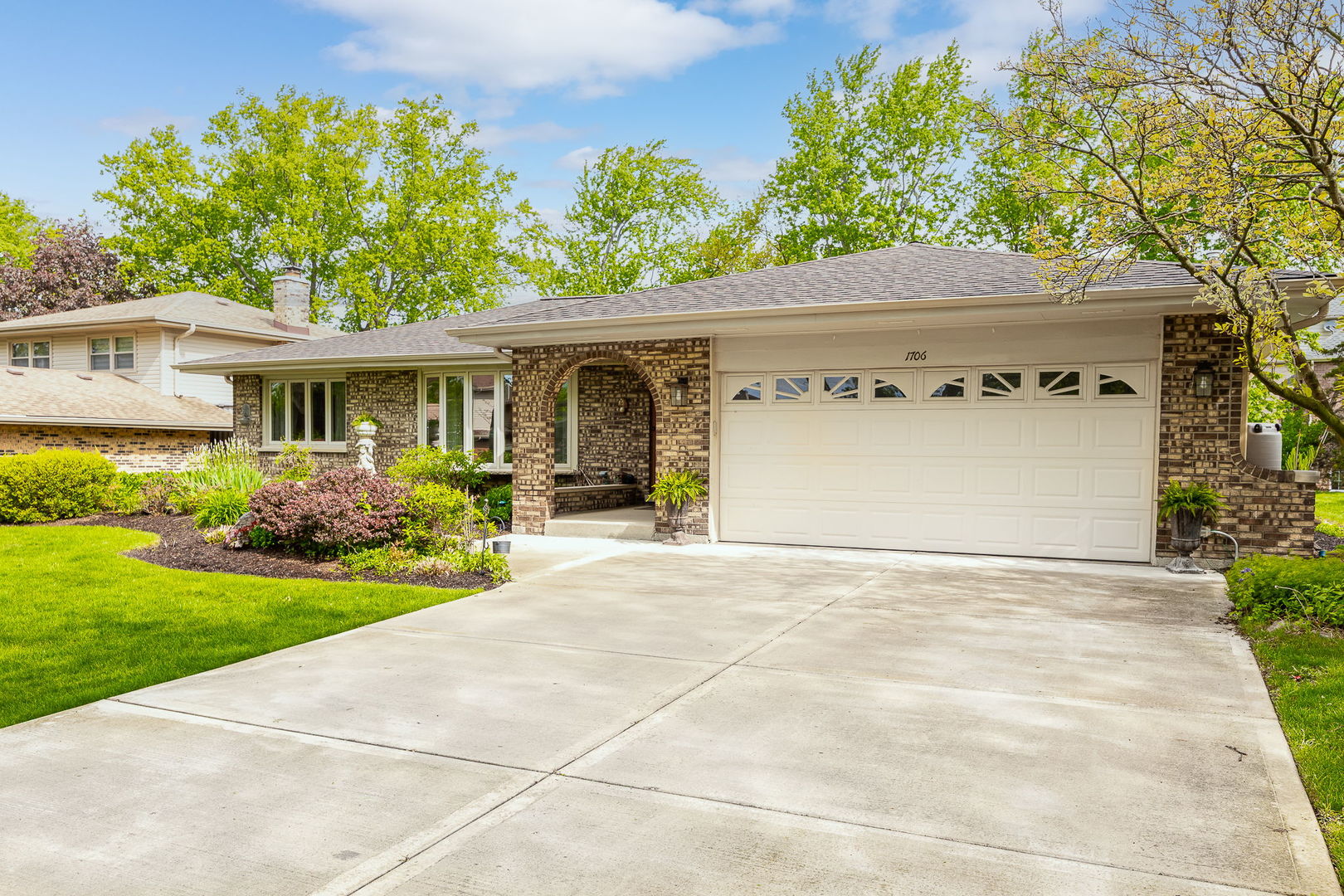 1706 Holly Avenue, Darien, IL 60561