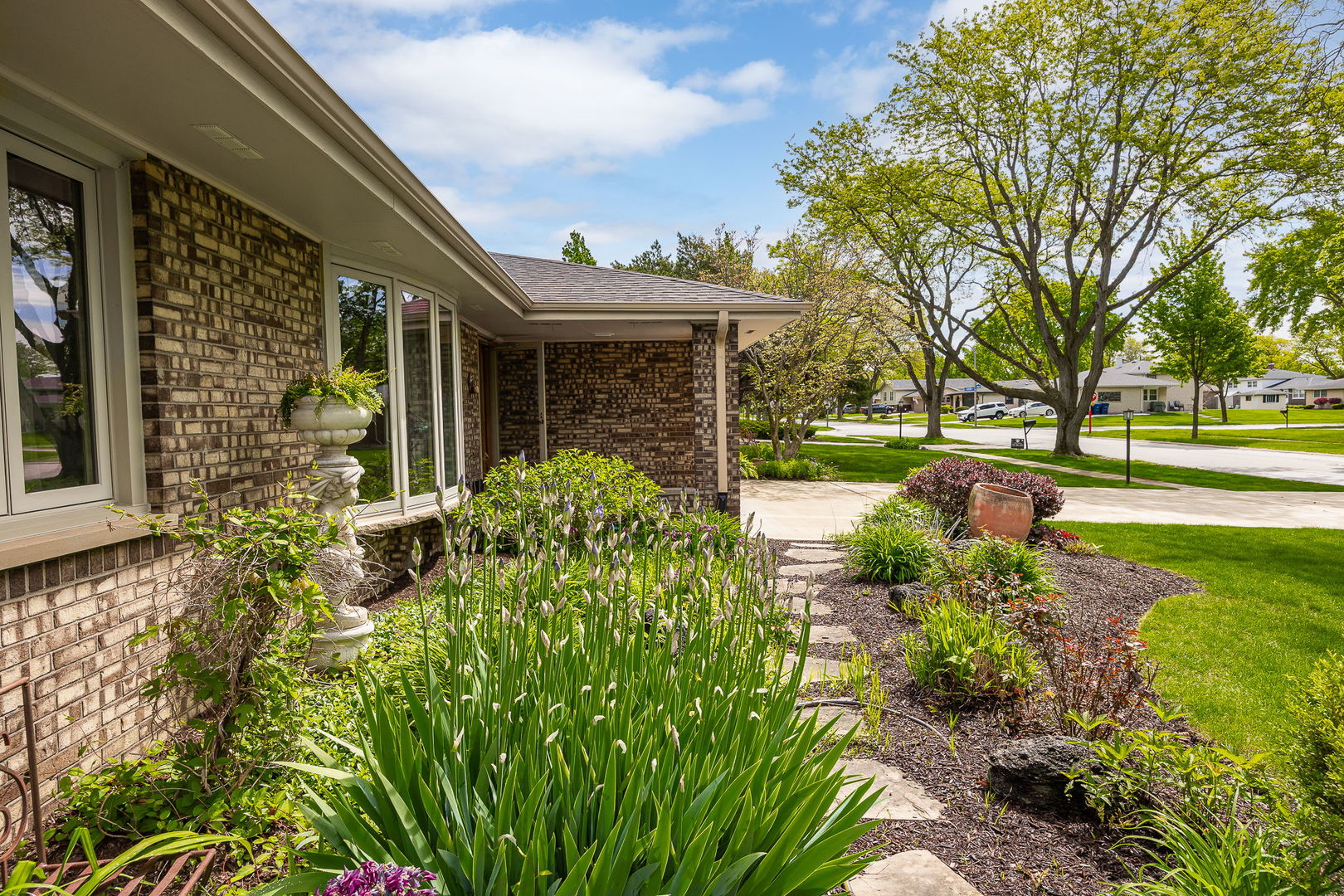 1706 Holly Avenue, Darien, IL 60561