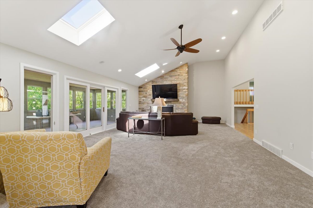 71 Oak Creek Drive, Yorkville, IL 60560