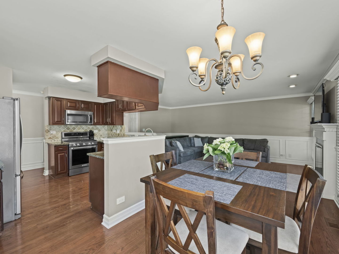 301 Lynwood Circle, Bloomingdale, IL 60108