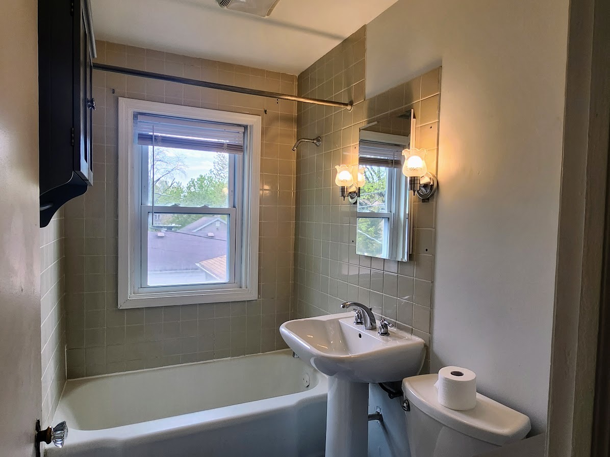 409-11 W Keith Avenue, Waukegan, IL 60085