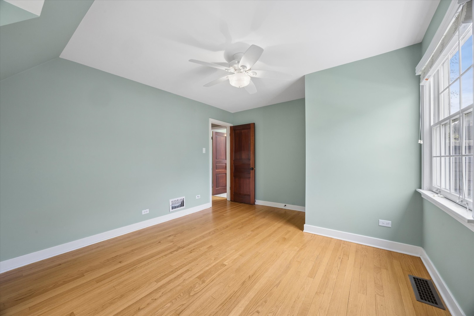 233 S Prospect Avenue, Clarendon Hills, IL 60514