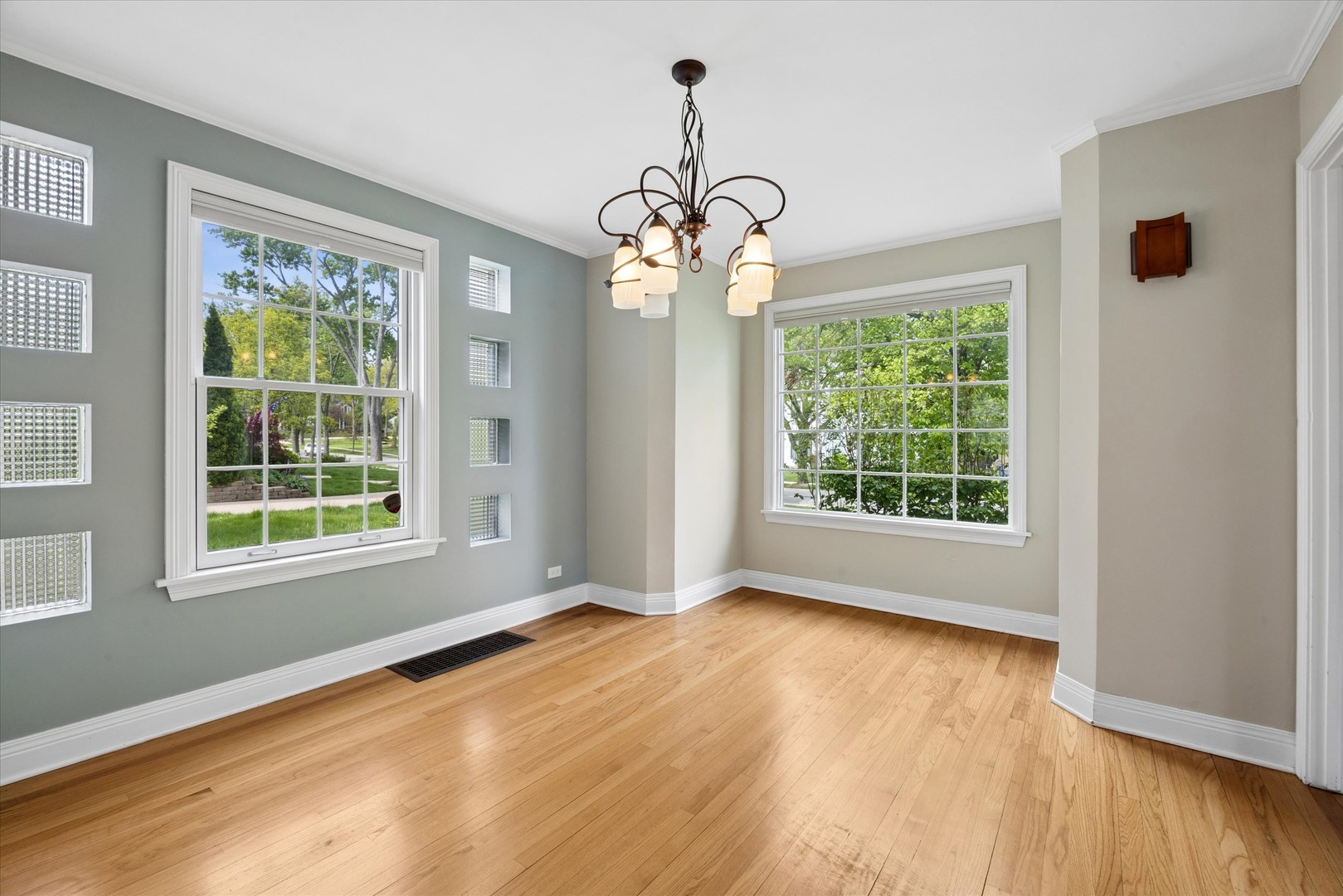 233 S Prospect Avenue, Clarendon Hills, IL 60514