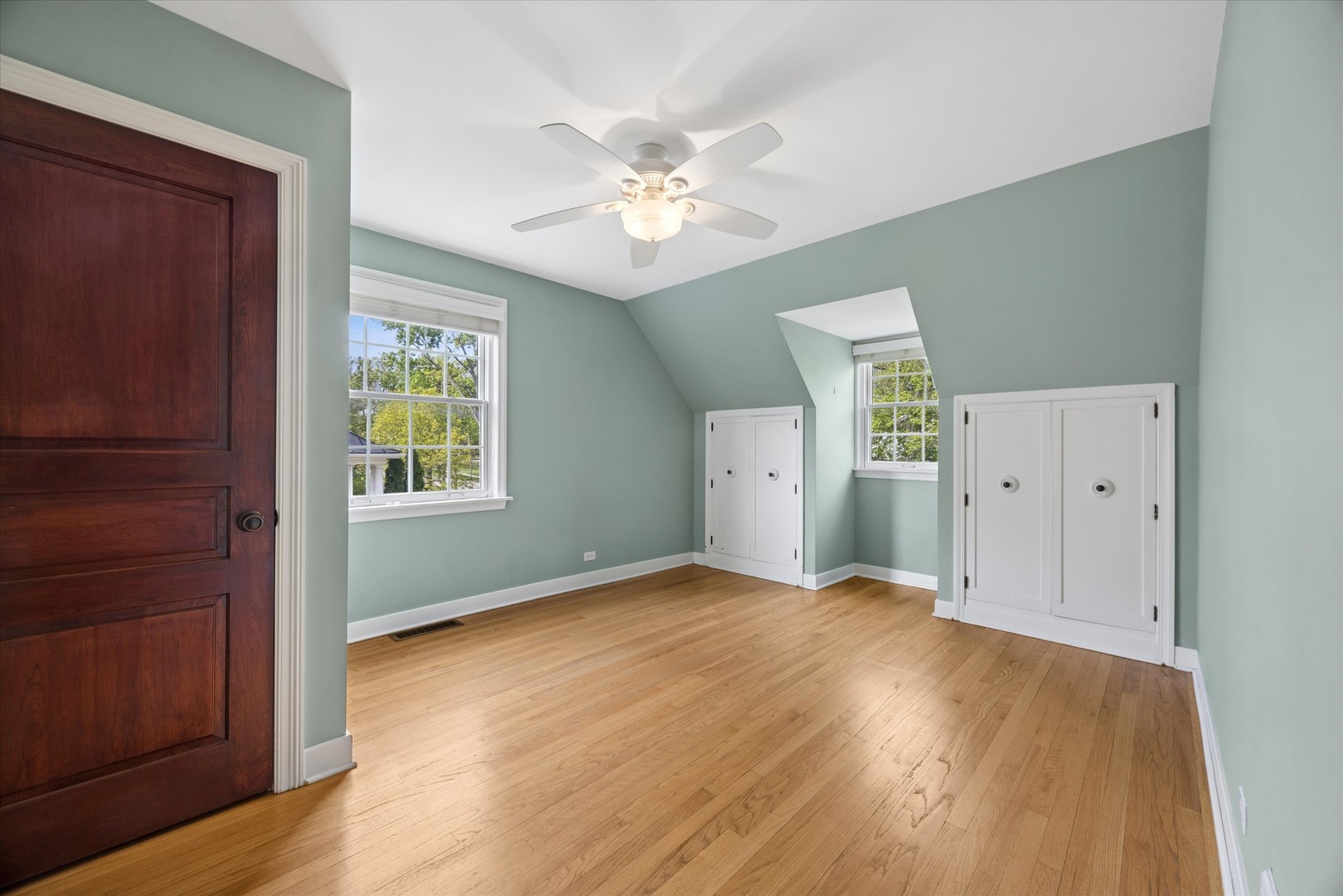 233 S Prospect Avenue, Clarendon Hills, IL 60514