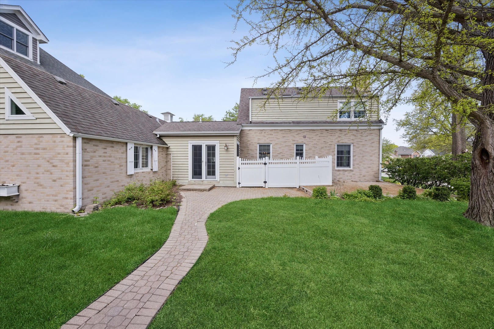 233 S Prospect Avenue, Clarendon Hills, IL 60514