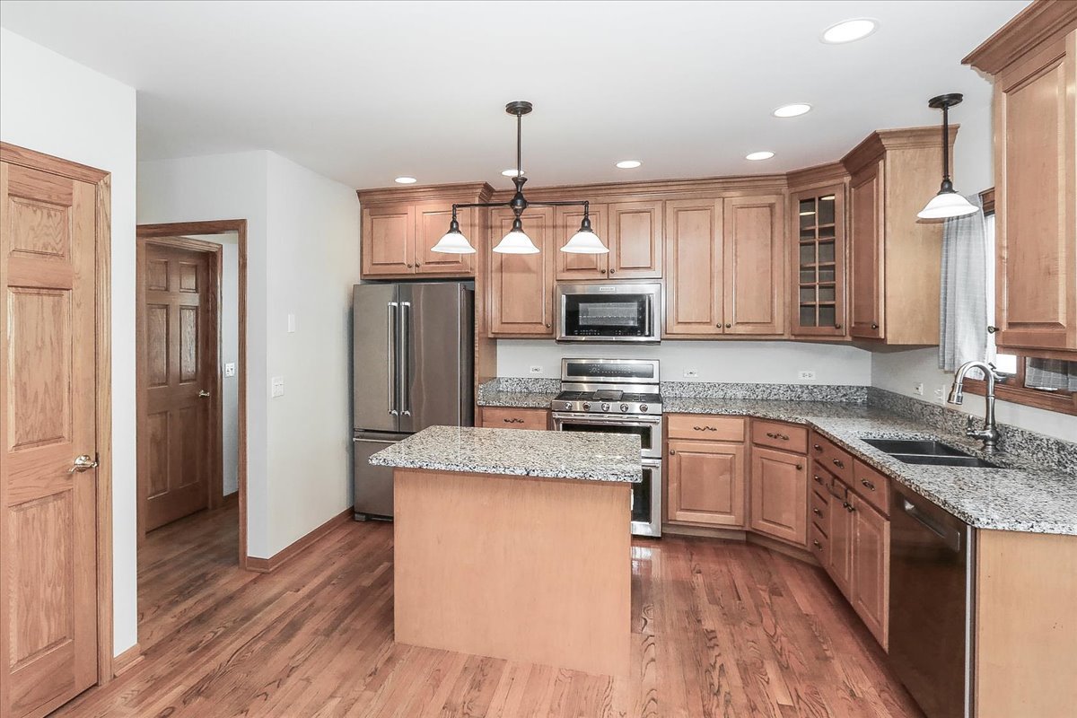52 W Glenlake Avenue, Roselle, IL 60172