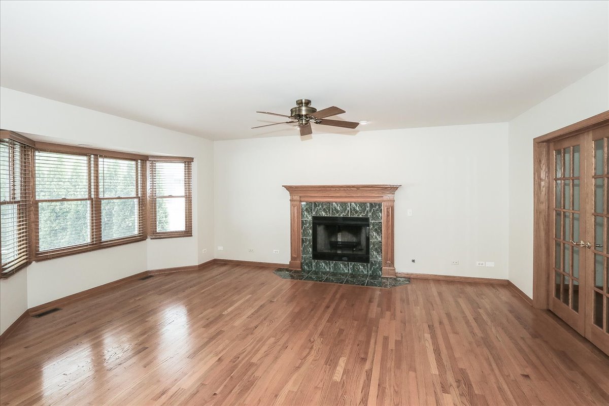 52 W Glenlake Avenue, Roselle, IL 60172