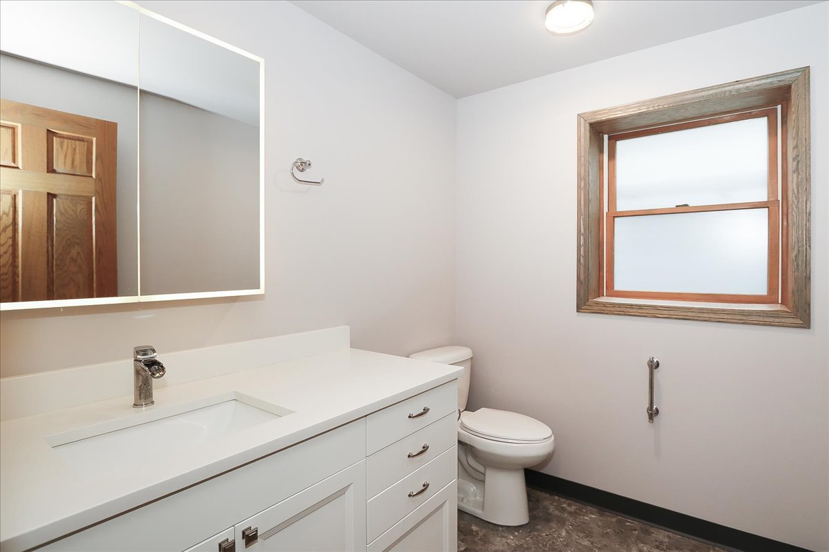 52 W Glenlake Avenue, Roselle, IL 60172