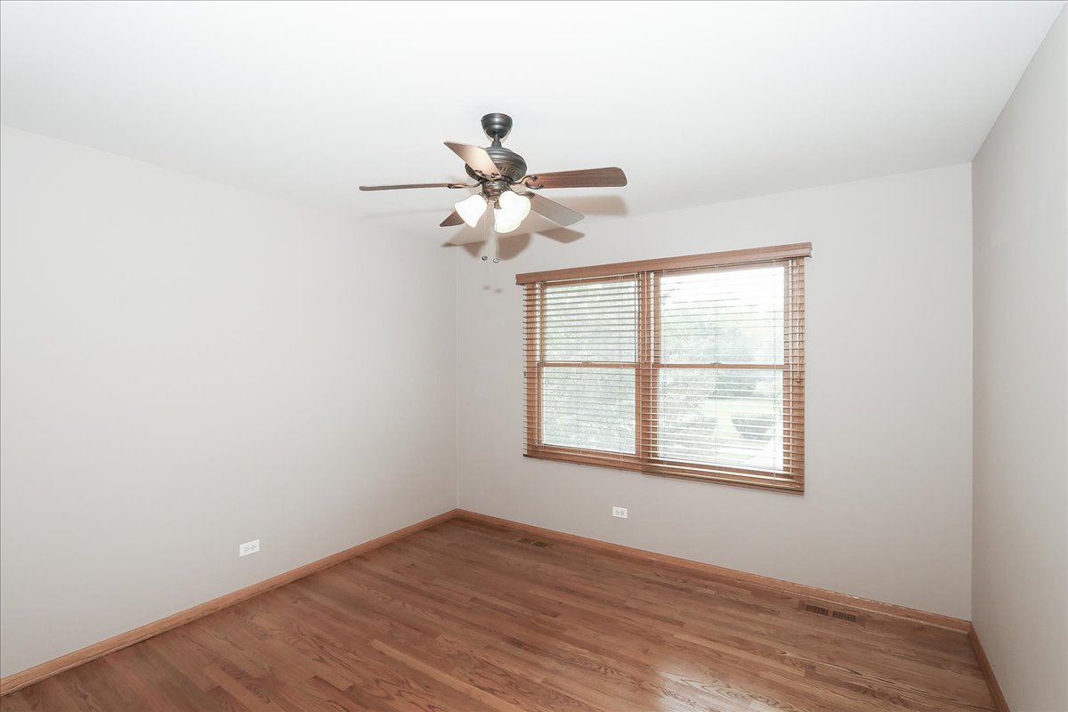 52 W Glenlake Avenue, Roselle, IL 60172