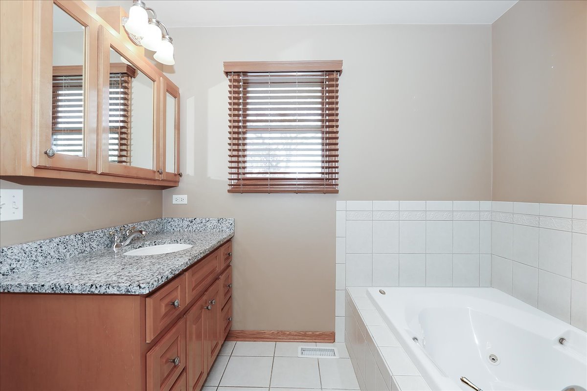 52 W Glenlake Avenue, Roselle, IL 60172
