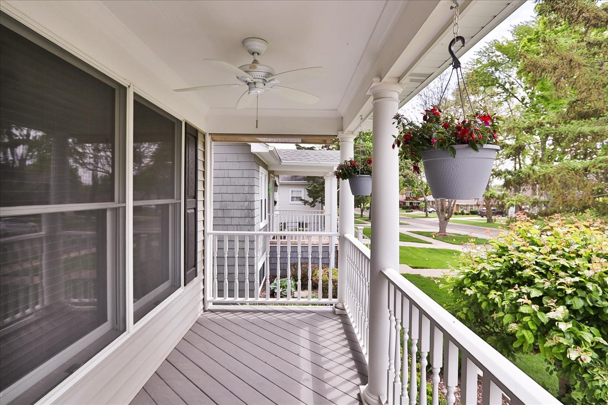 52 W Glenlake Avenue, Roselle, IL 60172