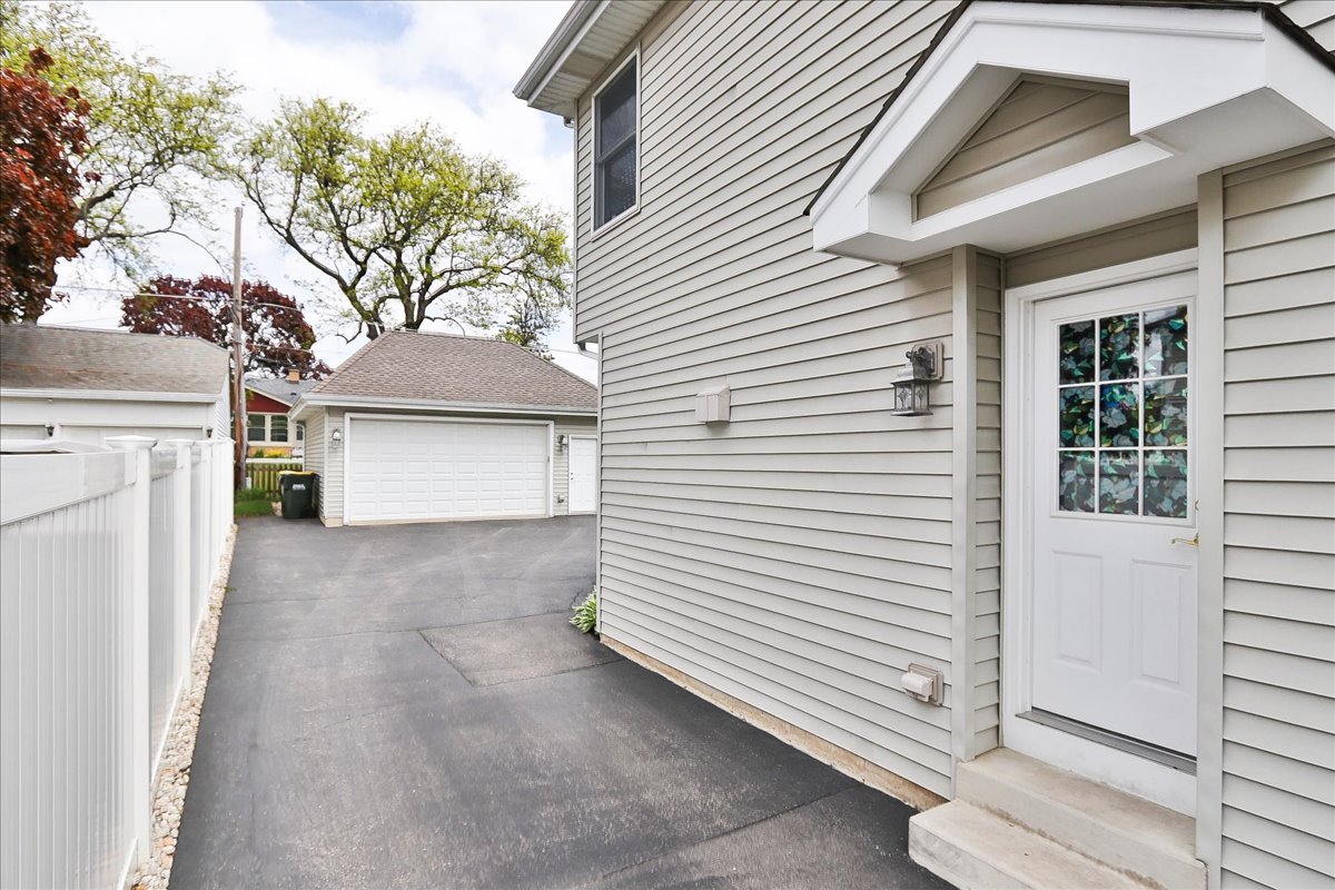 52 W Glenlake Avenue, Roselle, IL 60172