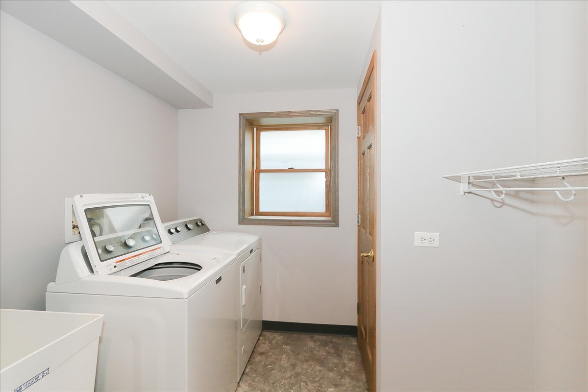 52 W Glenlake Avenue, Roselle, IL 60172