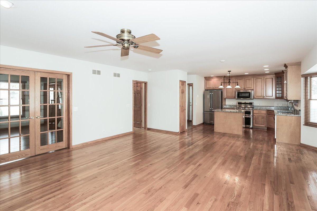 52 W Glenlake Avenue, Roselle, IL 60172