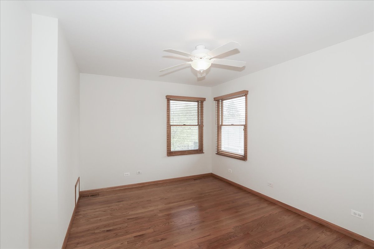 52 W Glenlake Avenue, Roselle, IL 60172
