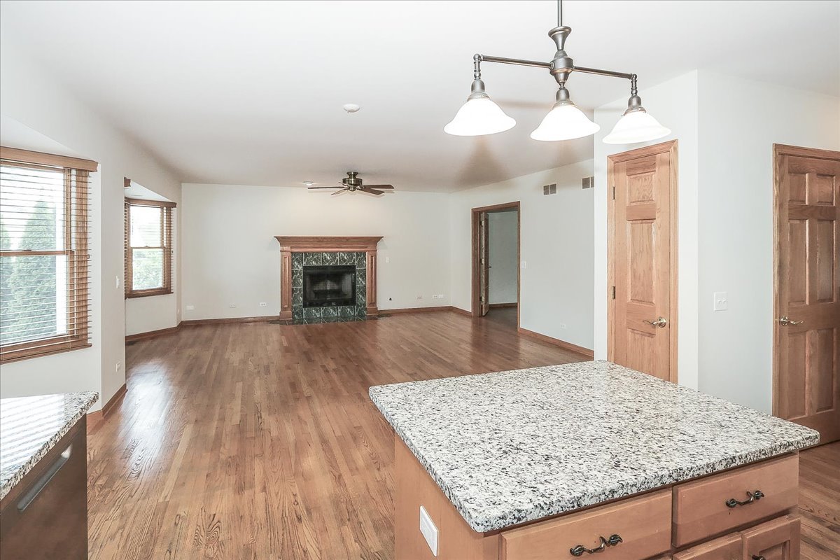 52 W Glenlake Avenue, Roselle, IL 60172