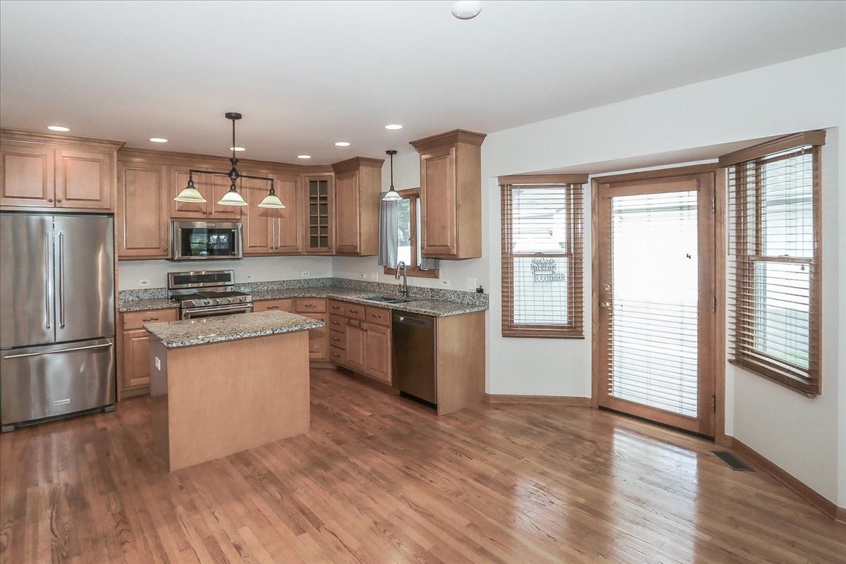 52 W Glenlake Avenue, Roselle, IL 60172