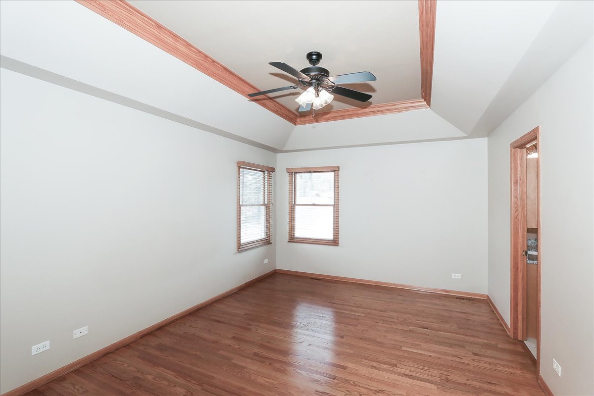 52 W Glenlake Avenue, Roselle, IL 60172