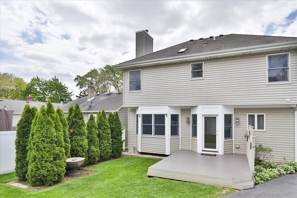 52 W Glenlake Avenue, Roselle, IL 60172