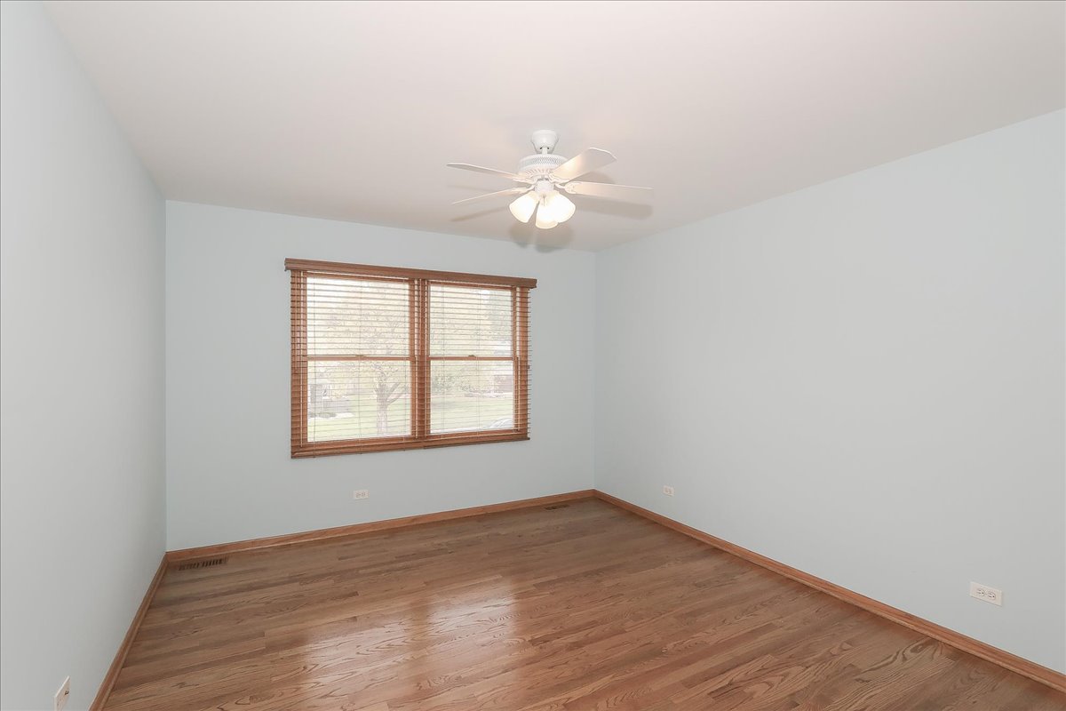 52 W Glenlake Avenue, Roselle, IL 60172
