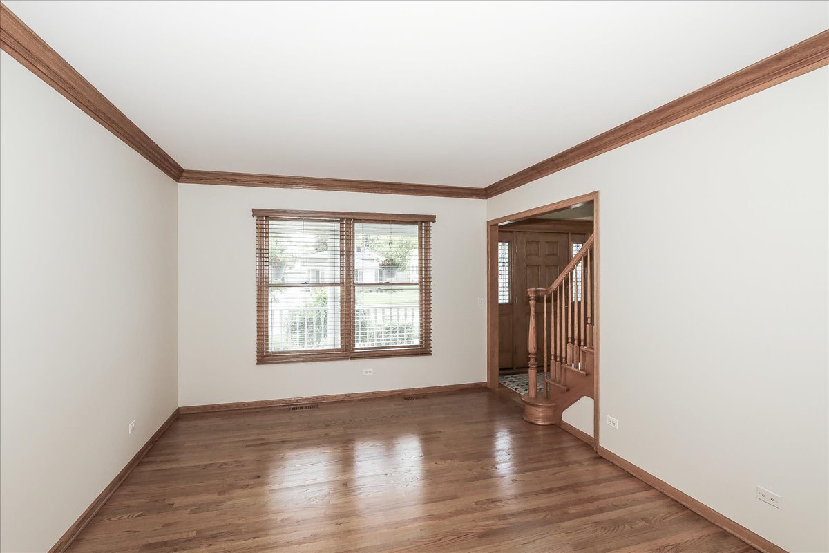 52 W Glenlake Avenue, Roselle, IL 60172