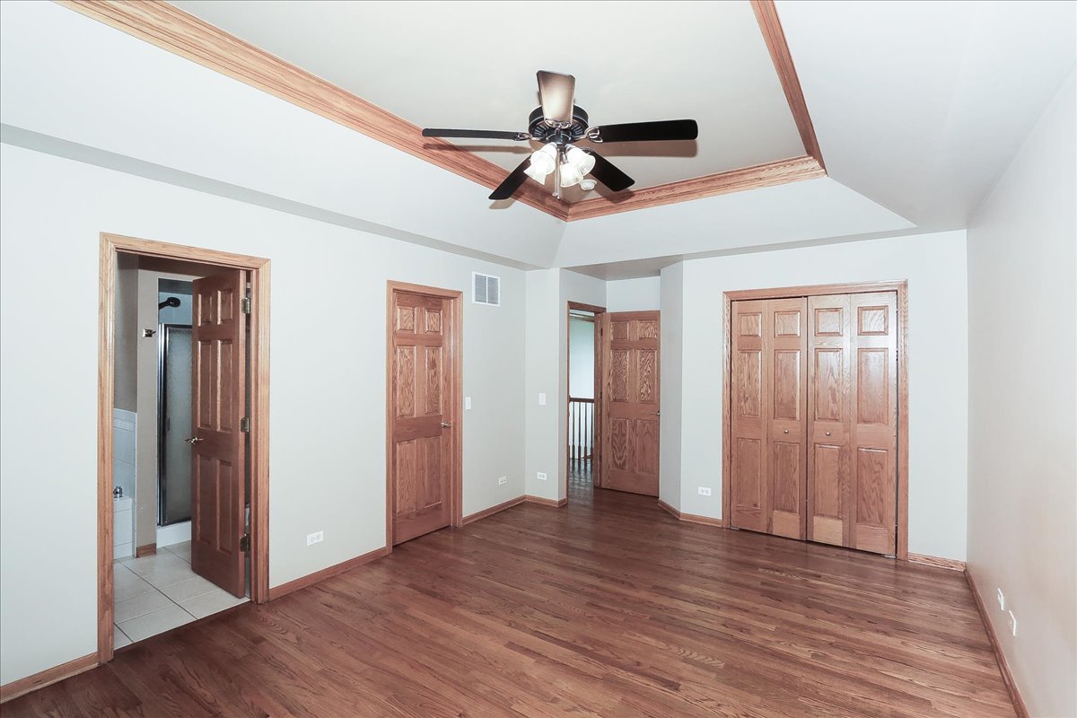 52 W Glenlake Avenue, Roselle, IL 60172